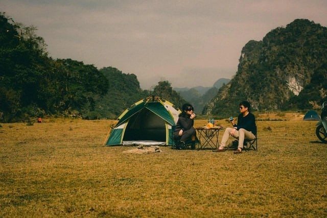 Du khách có thể mang theo hoặc thuê lều tạm nghỉ để nghỉ ngơi và nấu nướng tại các điểm dừng chân trên Đồng Lâm. Ảnh: Báo Sức khỏe và Đời sống