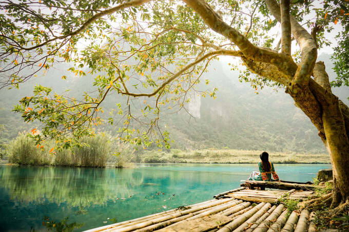 Khung cảnh hoang sơ với hồ nước trong xanh, cây đổi màu lá tại đập Bắc Mỏ. Ảnh: Báo Vietnamnet
