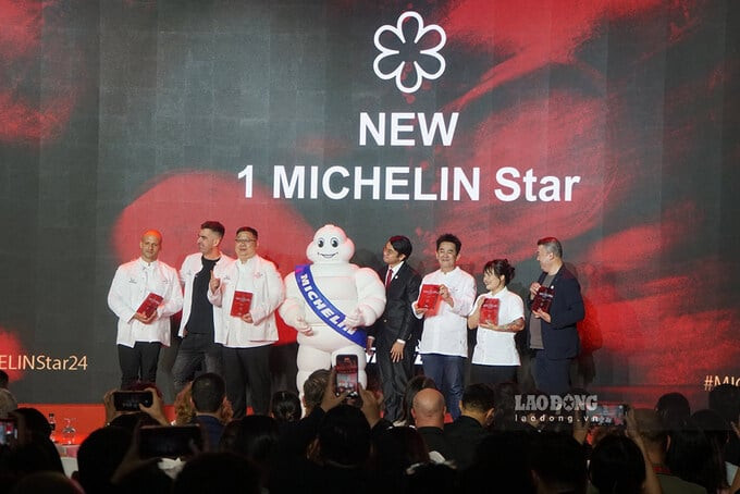 Đại diện các nhà hàng tại Hà Nội, Đà Nẵng, TP. HCM nhận giải thưởng 1 sao Michelin. Ảnh: Thanh Chân/Báo Lao Động