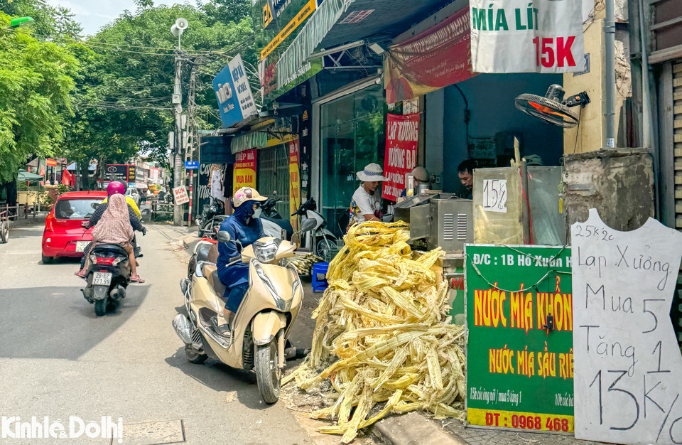 Hình ảnh ghi nhận tại một quán nước mía tại phố Định Công Hạ (Hoàng Mai, Hà Nội).