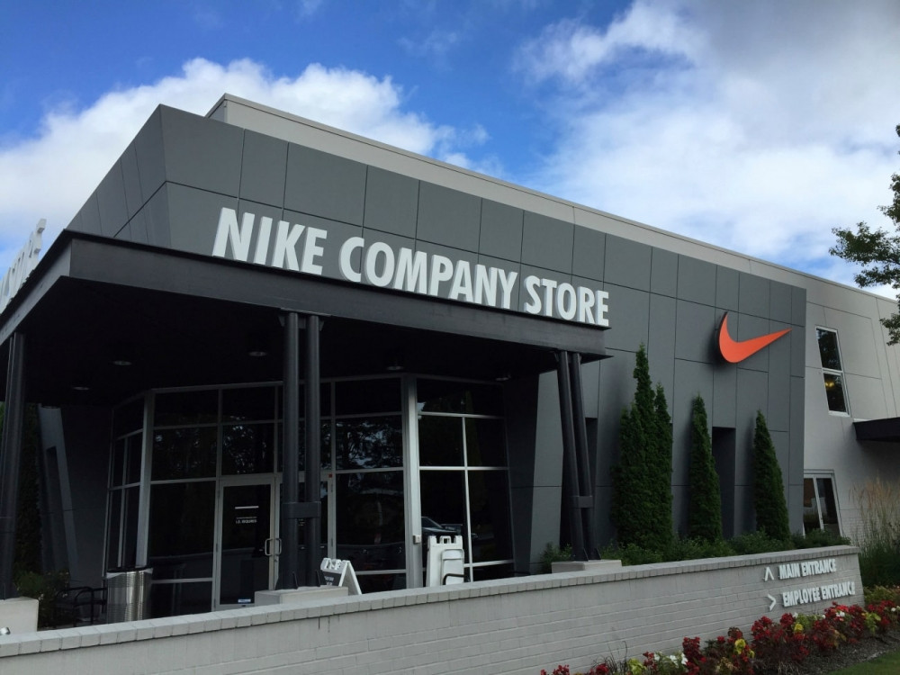 Cổ phiếu Nike lao dốc sau khi nhà bán lẻ cho biết doanh số hàng quý sẽ giảm 10%, cảnh báo về sự suy yếu tại Trung Quốc