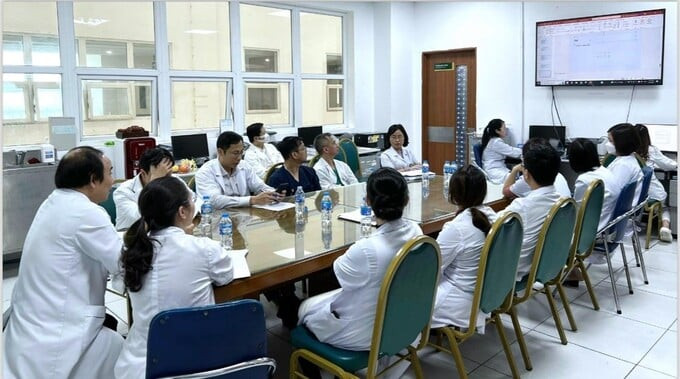 Hội đồng chuyên môn bệnh viện Bạch Mai nhiều lần hội chẩn cho ca bệnh hiếm (Ảnh: Báo Tiền Phong)