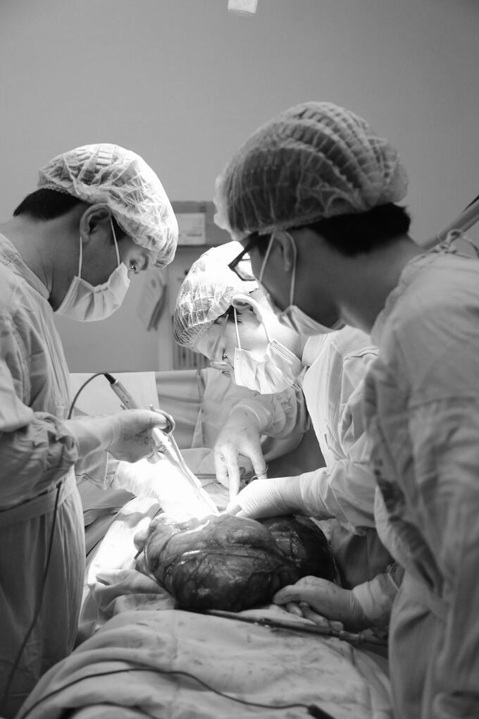 Nam thanh niên 23 tuổi đến từ Sơn La mang một khối u nặng 8kg, đường kính lên đến 40cm trong ổ bụng (Ảnh: Báo Sức khoẻ và Đời sống)