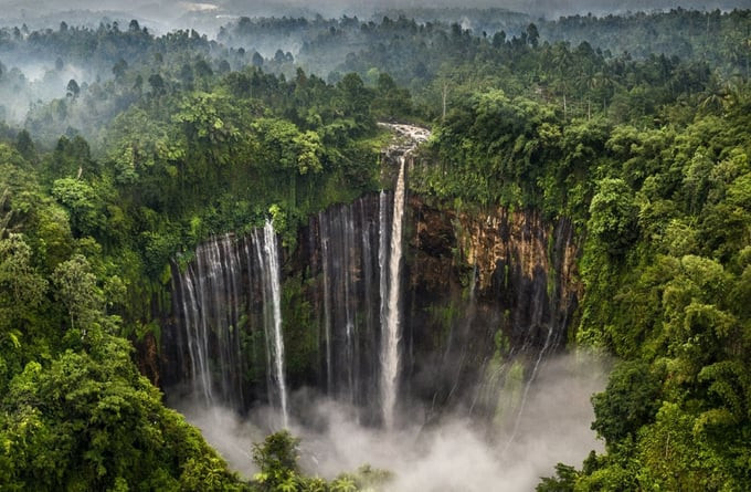 Vẻ đẹp hùng vĩ của Tumpak Sewu bắt nguồn từ dòng sông Gliding hiền hòa chảy từ sườn núi lửa Semeru hùng vĩ trên đảo Java. Ảnh: Internet
