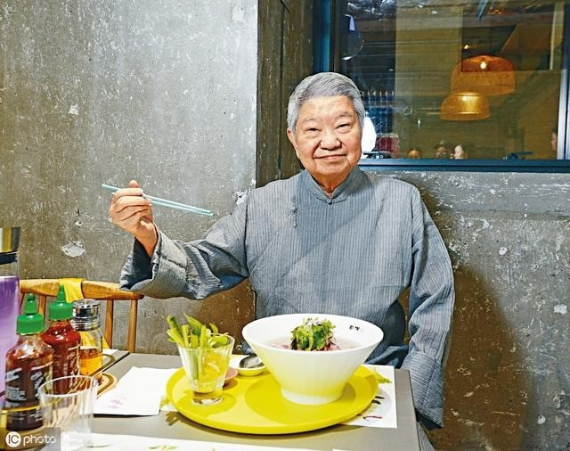 Nhà văn Chua Lam bán sạch nhà cửa, ở khách sạn, thuê 8 người phục vụ ảnh 5