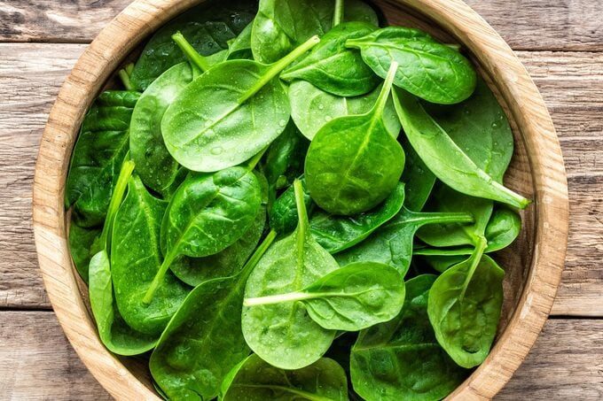 Nhiều nghiên cứu trên người đã tìm thấy mối tương quan giữa việc ăn rau bina thường xuyên và giảm nguy cơ mắc cả ung thư tuyến tiền liệt và ung thư vú