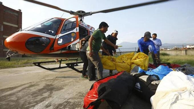 Các phi hành đoàn đưa một thi thể ra khỏi trực thăng sau một cái chết trên đỉnh Everest năm 2017. Ảnh: GOPEN RAI/AFP/Getty Image.