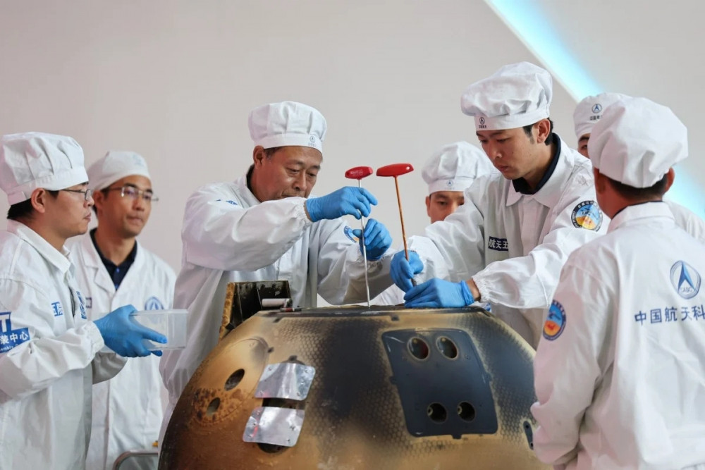 Tàu thăm dò Trung Quốc mang về gần 2kg mẫu đá từ vùng tối Mặt Trăng, mở ra kỷ nguyên nghiên cứu mới về khoa học vũ trụ