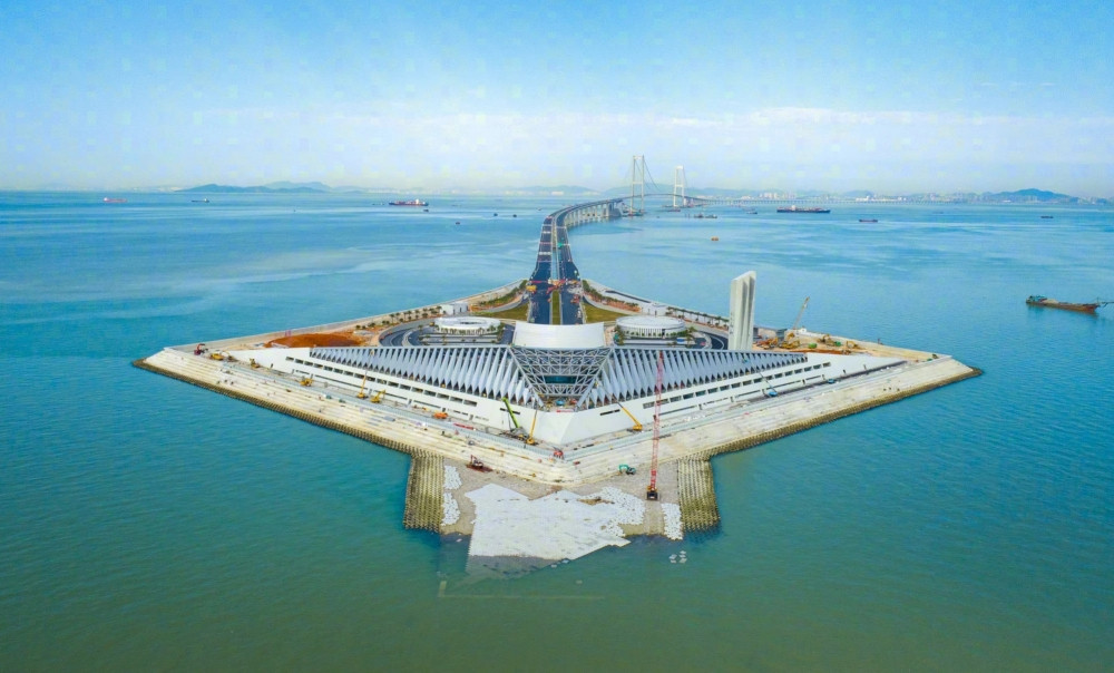 'Kỳ quan' kỹ thuật hạ tầng: Trung Quốc chính thức thông xe siêu công trình vượt biển giữ 10 kỷ lục thế giới