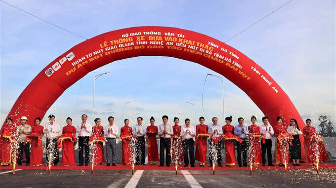 Vào chiều ngày 29/6, Bộ Giao thông Vận tải cùng các đơn vị và địa phương đã tổ chức Lễ thông xe toàn tuyến đoạn cao tốc Diễn Châu - Bãi Vọt (Ảnh: Báo Dân Trí)