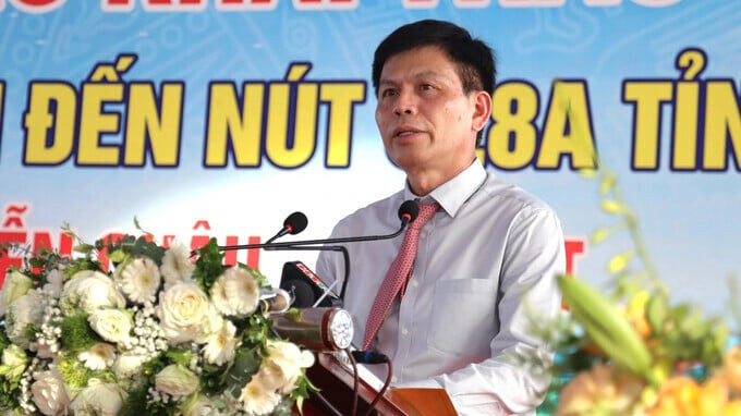 Thứ trưởng Bộ GTVT Lê Anh Tuấn phát biểu tại buổi lễ thông xe (Ảnh: Báo Dân Trí)