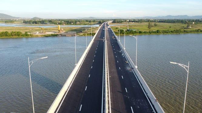Cao tốc Diễn Châu - Bãi Vọt đoạn qua cầu Hưng Đức vượt sông Lam và La Giang (Ảnh: Vnexpress)