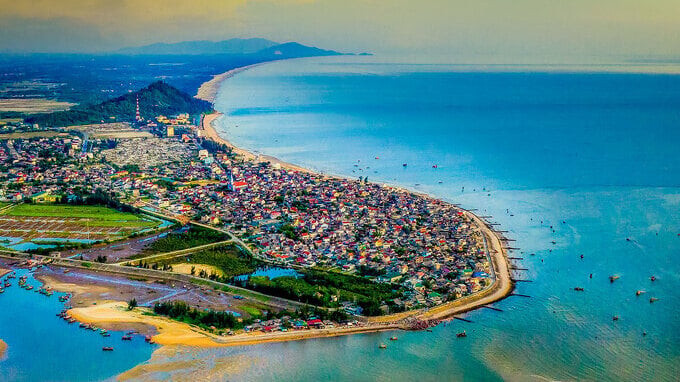 Hình ảnh bãi biển Thiên Cầm từ trên cao (Ảnh: Internet)