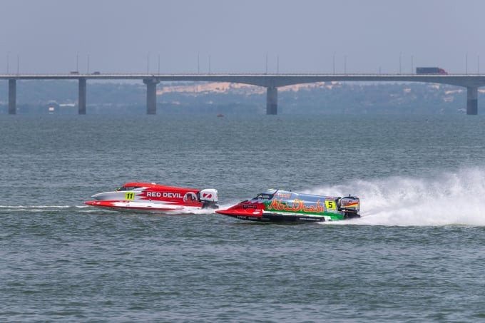 Giải đua vô địch thế giới thuyền máy nhà nghề UIM F1H2O World Championship Grand Prix of Binh Dinh diễn ra tại đầm Thị Nại (TP. Quy Nhơn, tỉnh Bình Định) hồi tháng 3. Ảnh: Báo Dân tộc và Phát triển