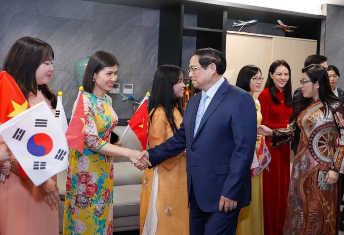 Thủ tướng Phạm Minh Chính gặp gỡ cán bộ, nhân viên Đại sứ quán và cộng đồng người Việt ở Hàn Quốc (Ảnh: Internet)