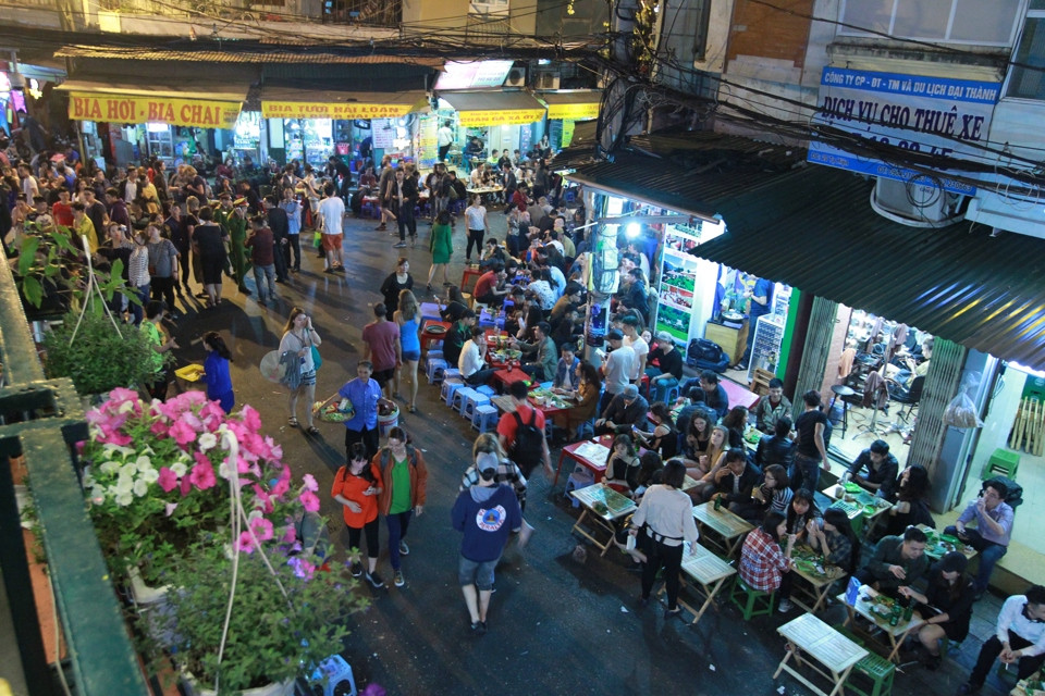 Không gian ẩm thực đêm phố Tạ Hiện, Hà Nội, thu hút đông đảo du khách. Ảnh: Phạm Hùng