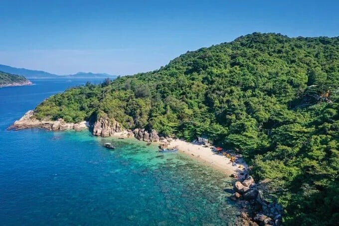 Hòn Chảo nằm ngay dưới chân đèo đẹp nhất cả nước - Đèo Hải Vân. Ảnh: thuathienhue.gov