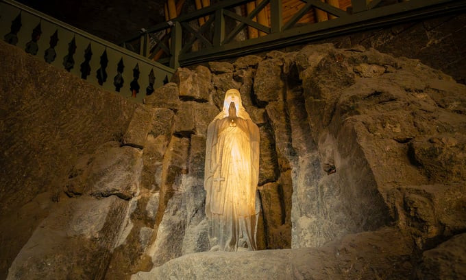 Nhiều hang động lớn tại mỏ muối Wieliczka đã được chuyển đổi thành các nhà thờ (Ảnh: Internet)