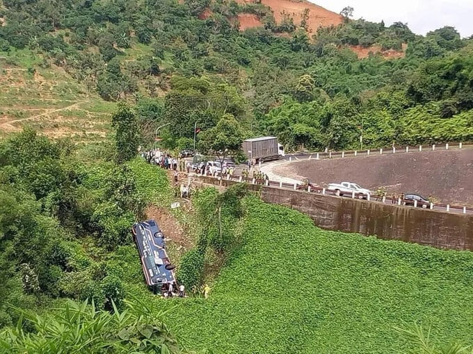 Chiếc xe khách chở 48 người đã lao xuống vực sâu hàng chục mét, khiến nhiều hành khách bị thương (Ảnh: Internet)