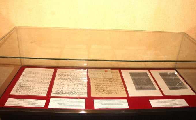Một số bức thư của Nam Phương Hoàng hậu gửi cho vua Bảo Đại từ Pháp. Ảnh: Tạp chí Du lịch TP. HCM