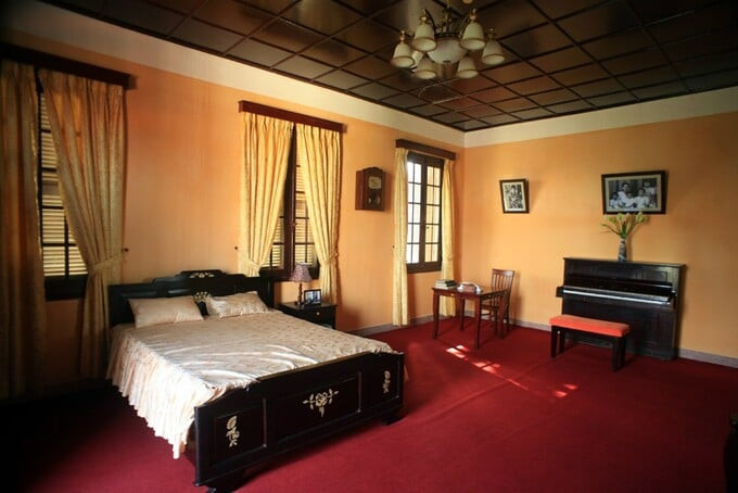 Phòng riêng của Nam Phương Hoàng hậu với giường ngủ và chiếc đàn piano bà từng sử dụng. Ảnh: Redsvn