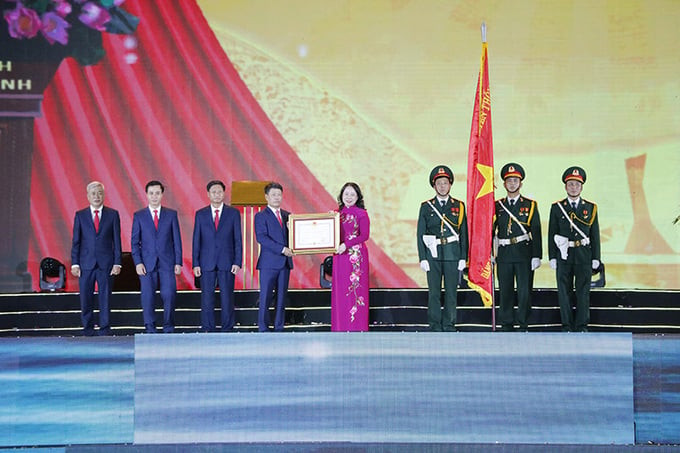 Phó Chủ tịch nước Võ Thị Ánh Xuân treo Huân chương Độc lập hạng Nhì cho Thành phố Thái Bình. Ảnh: Báo Đầu tư
