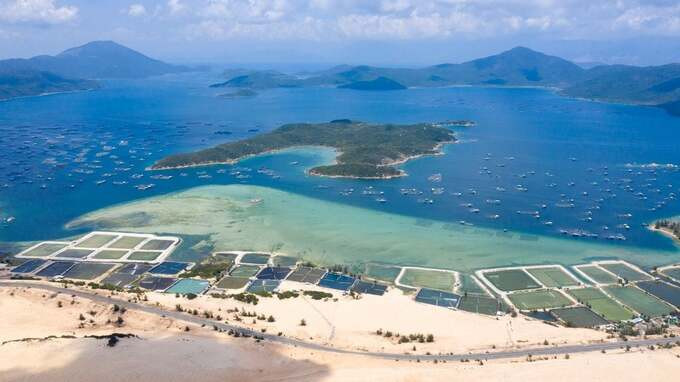 Du khách đến với vịnh Vân Phong sẽ được đắm chìm trong vẻ đẹp hoang sơ của những bãi biển cát trắng mịn trải dài, nước biển trong xanh như ngọc bích. Ảnh: Internet