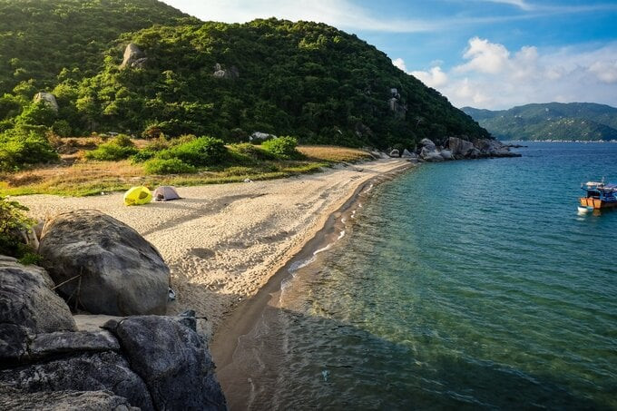 Thời điểm lý tưởng nhất để du lịch vịnh Vân Phong là từ tháng 12 năm nay đến tháng 6 năm sau. Ảnh: Internet