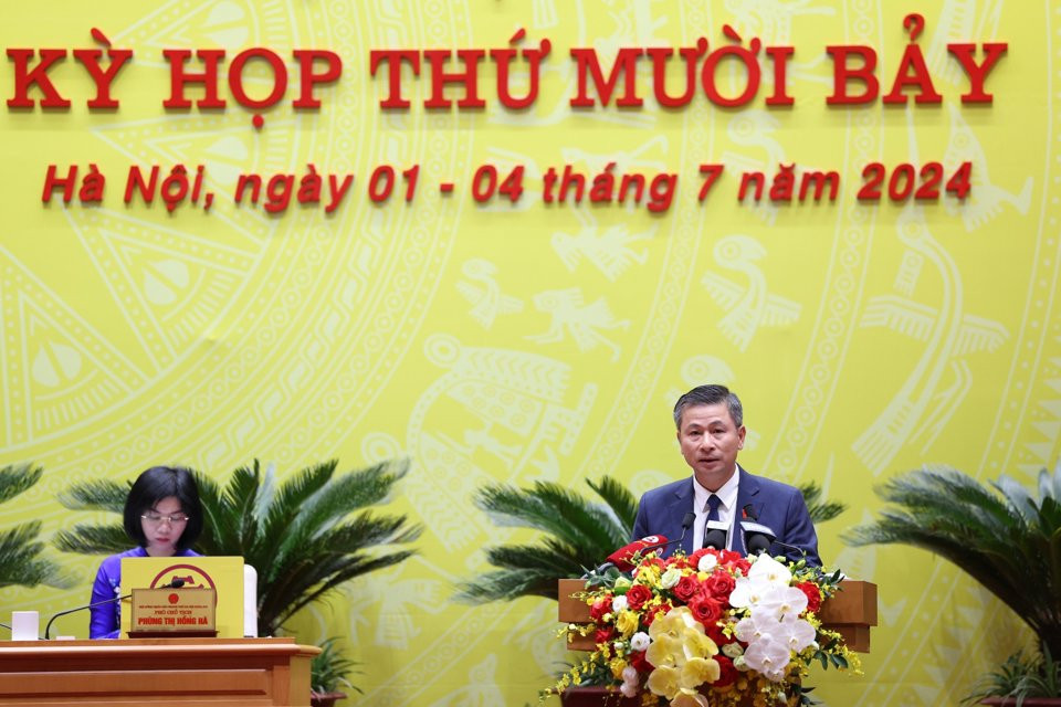 Giám đốc Sở Giao thông - Vận tải Hà Nội Nguyễn Phi Thường trình bày tờ trình của UBND TP