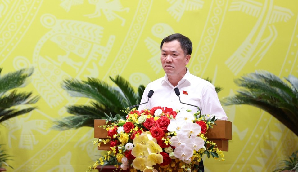 Trưởng Ban Đô thị HĐND TP Hà Nội Đàm Văn Huân báo cáo thẩm tra Đề án tại Kỳ họp
