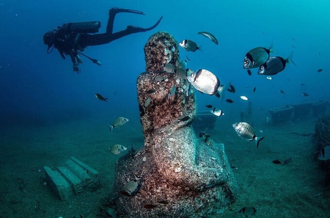 Bức tượng nàng tiên cá tại bảo tàng dưới nước (Ảnh: Internet)