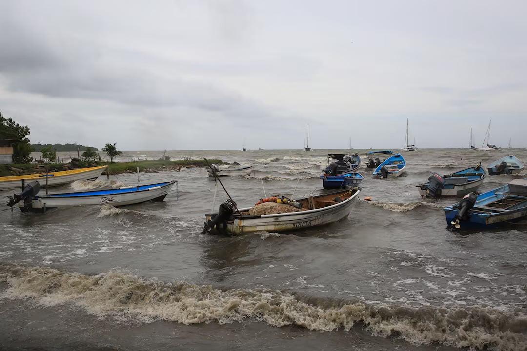 Sức tàn phá kinh khủng của siêu bão này khi đổ bộ vào đất liền, tại Cảng Tây Ban Nha, Trinidad và Tobago ngày 1/7 hôm nay. Ảnh: REUTERS/Andrea De Silva