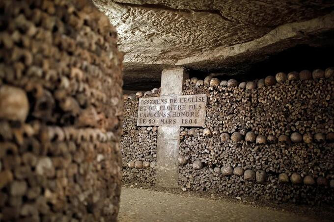 Hài cốt của 6 triệu người Paris được chôn cất trong các hầm mộ dưới thủ đô nước Pháp. Ảnh: Benoit