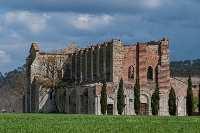 Saint Galgano gây ấn tượng bởi kiến trúc Gothic thế kỷ 13 với những bức tường đá cao vút, sừng sững giữa khung cảnh thiên nhiên hoang sơ. Ảnh: Internet