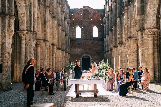 Tu viện Saint Galgano không chỉ là điểm tham quan nổi tiếng ở Ý mà còn là địa điểm tổ chức đám cưới được nhiều cặp đôi yêu thích. Ảnh: Internet