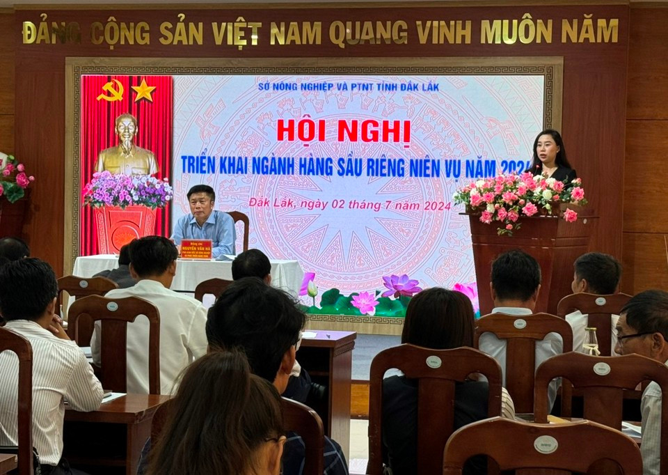 Bà Ngô Tường Vy – Phó chủ tịch Hội sầu riêng tỉnh Đắk Lắk – Tổng Giám đốc công ty cổ phần XNK trái cây Chánh Thu phát biểu tại hội nghị.