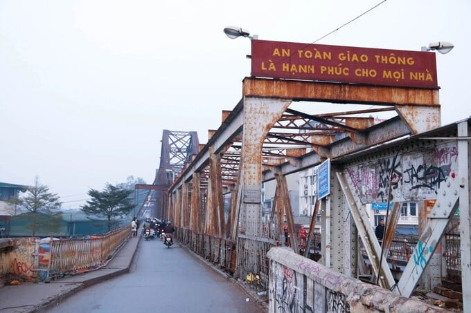 Cầu Long Biên xuống cấp sau nhiều năm sử dụng. Ảnh: Internet