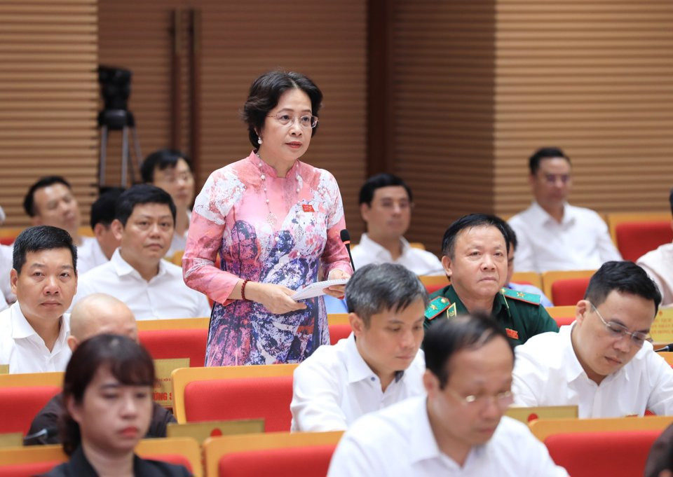 Đại biểu Nguyễn Thị Lan Hương (Tổ huyện Quốc Oai) tham gia chất vấn