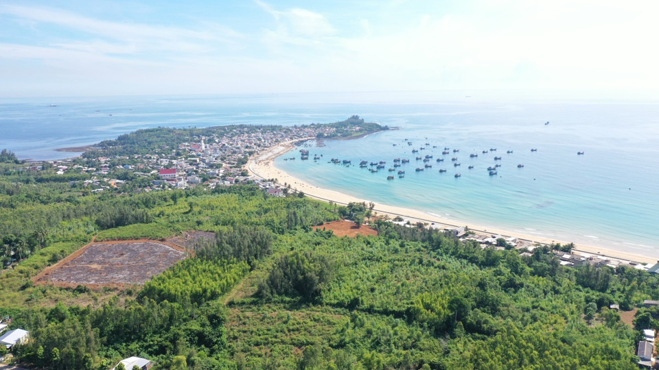 Khu kinh tế Dung Quất nằm trên địa bàn huyện Bình Sơn (tỉnh Quảng Ngãi).
