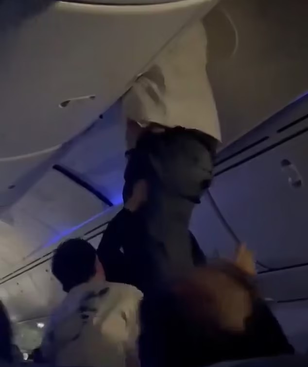 Máy bay Boeing hạ cánh khẩn cấp vì gặp nhiễu động: Hành khách 'treo lơ lửng' trong khoang hành lý, một số mảng trần máy bay bị 'xé toạc' - ảnh 1