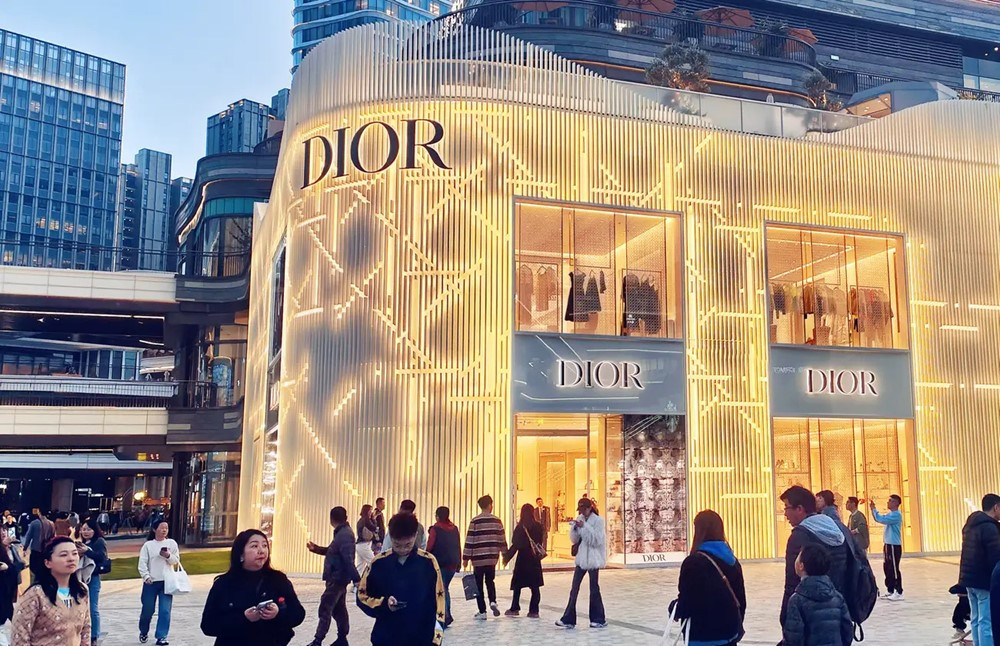 Dior mua túi 1,4 triệu bán gần 71 triệu đồng: Bóc trần mánh khóe bóc lột sức lao động? - ảnh 1