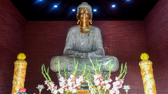 Tượng Phật tại tháp Tùng Long (Ảnh: Internet)