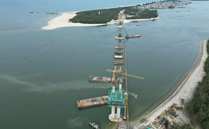 Công trường cầu qua cửa biển Thuận An hồi tháng 4. Ảnh: Báo Dân Trí