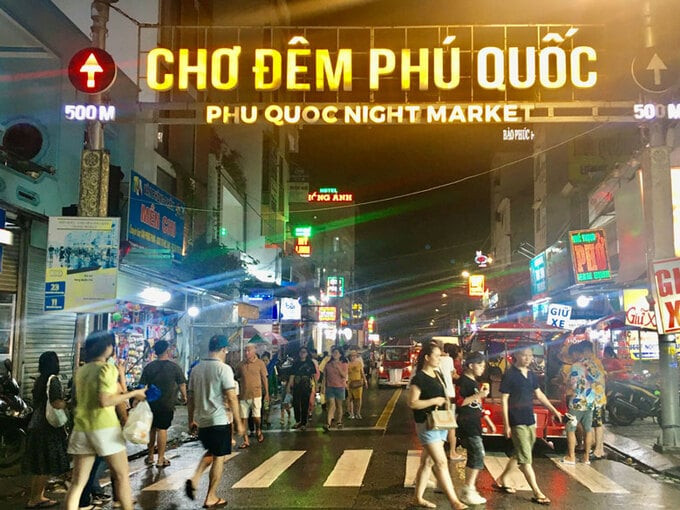 Chợ đêm Phú Quốc là địa điểm vui chơi, ăn uống sầm uất bậc nhất “đảo ngọc”. Ảnh: Internet