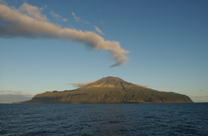 Đảo Tristan da Cunha nhìn từ xa (Ảnh: Oceanwide)