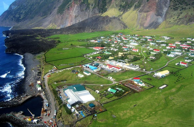 Dân số Tristan da Cunha hiện chỉ khoảng gần 300 người, Tristan da Cunha là hòn đảo có người sinh sống xa xôi nhất thế giới (Ảnh: Oval Partner Ship)