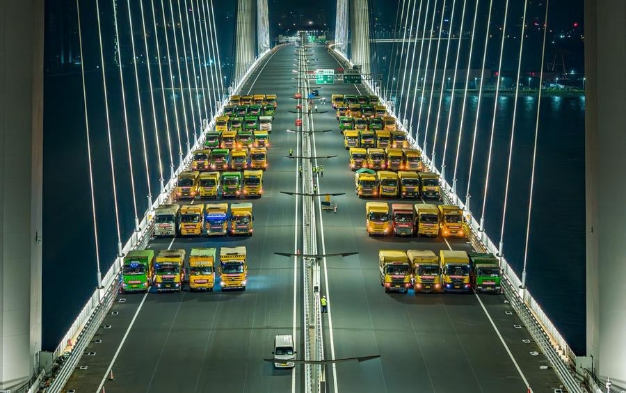 Cầu Thâm Quyến - Trung Sơn, với nhịp cầu dài 1.666m, giữ kỷ lục cầu treo dầm hộp thép hoàn toàn ngoài khơi có nhịp dài nhất thế giới; cầu treo ngoài khơi lớn nhất và có khả năng chịu lực gió lớn nhất. Ảnh: Tân Hoa Xã