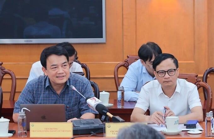 Viện trưởng Viện Năng lượng nguyên tử Trần Chí Thành (bên trái) chia sẻ về dự án xây dựng lò phản ứng hạt nhân (Ảnh: Báo Chính Phủ)