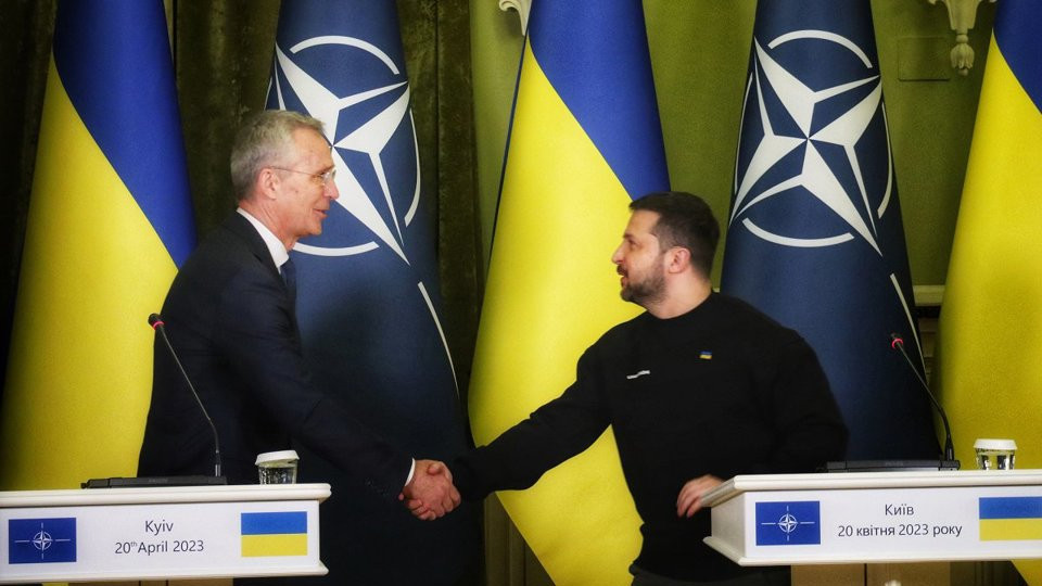 Tổng thư ký NATO Jens Stoltenberg (bên trái) và Tổng thống Volodymyr Zelensky. Ảnh: Getty
