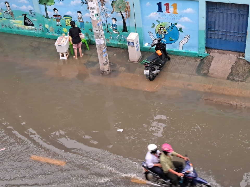 Ở TP Hồ Chí Minh vấn nạn ngập kéo dài hàng chục năm qua. Ảnh: Tân Tiến.